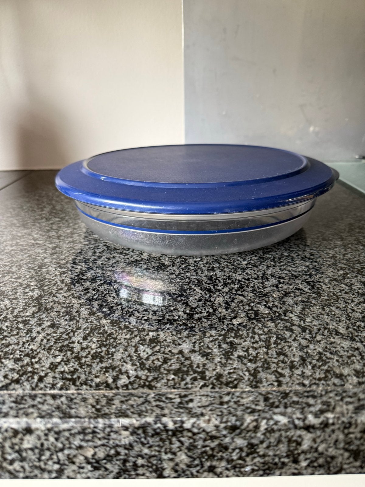 Tupperware hapjesschaal met deksel, Huis en Inrichting, Keuken | Tupperware, Gebruikt, Schaal, Blauw, Met deksel, Ophalen of Verzenden