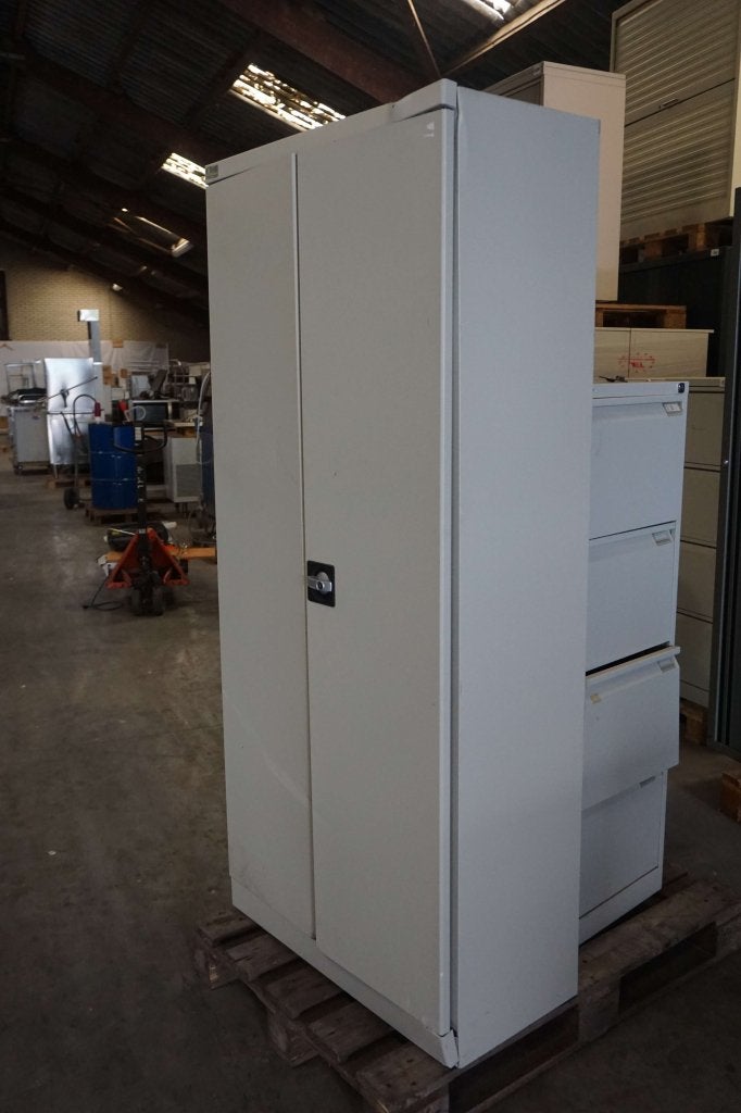 Metalen kast beschadigd voorraadkast magazijnkast garagekast, Huis en Inrichting, Kasten | Roldeurkasten en Archiefkasten, Gebruikt