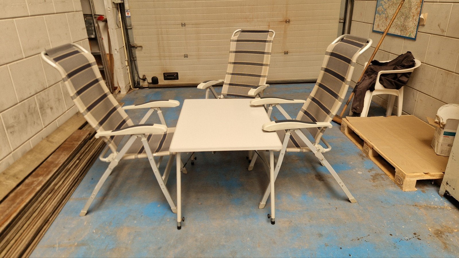 Tafel met 3 stoelen en 2 voetenbankjes, Ophalen