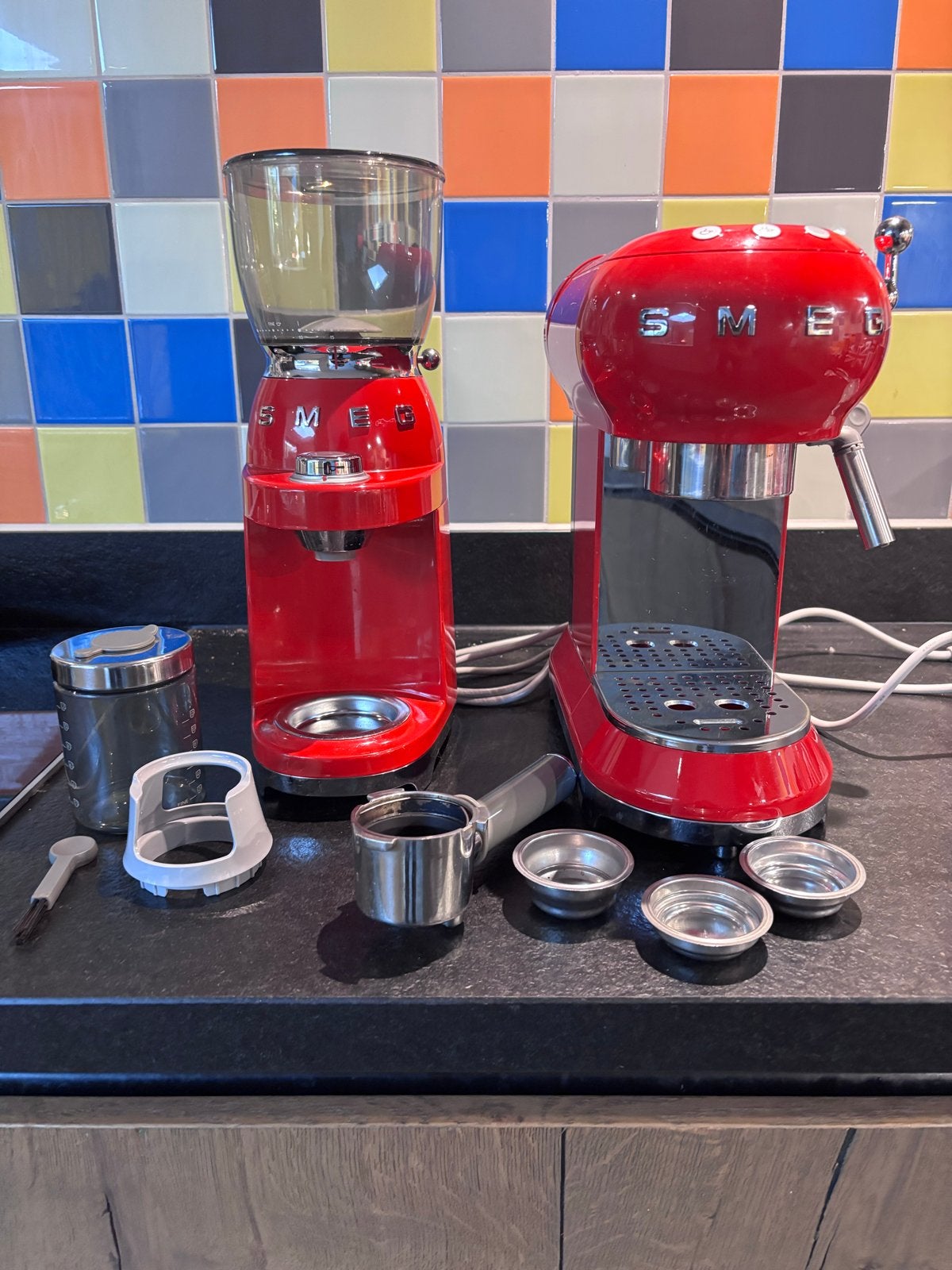 Smeg Espressomachine en Koffiemolen Set - Rood, Gemalen koffie, Zo goed als nieuw, Combi, 2 tot 4 kopjes