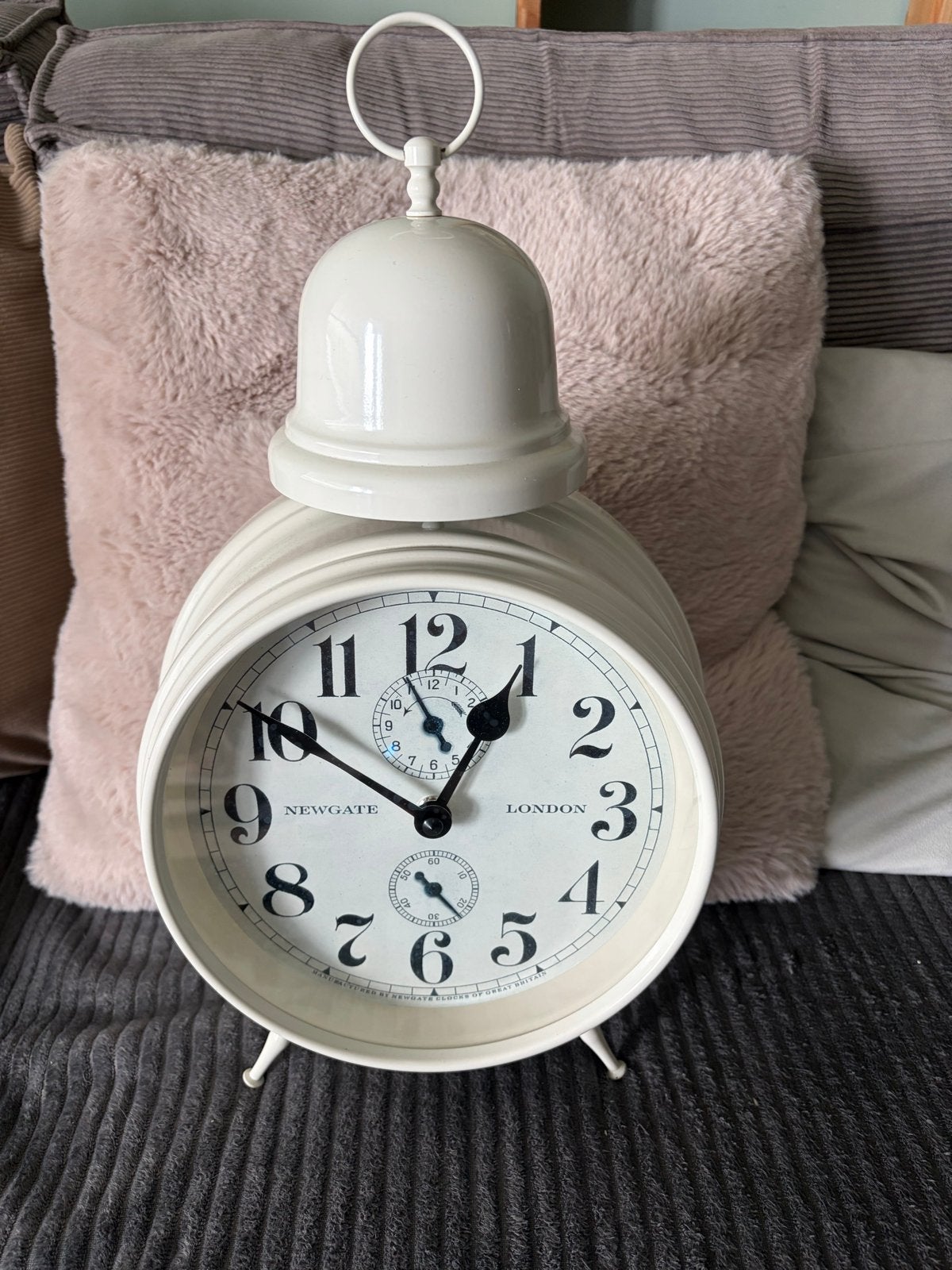 Grote witte alarmklok - Newgate London - 40cm hoog, Huis en Inrichting, Gebruikt, Wit, Analoog, Werkt op batterijen