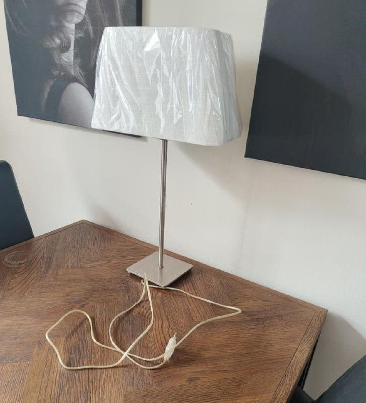 Moderne tafellamp met witte kap en metalen voet, Metaal, Wit, Schemerlamp, Modern