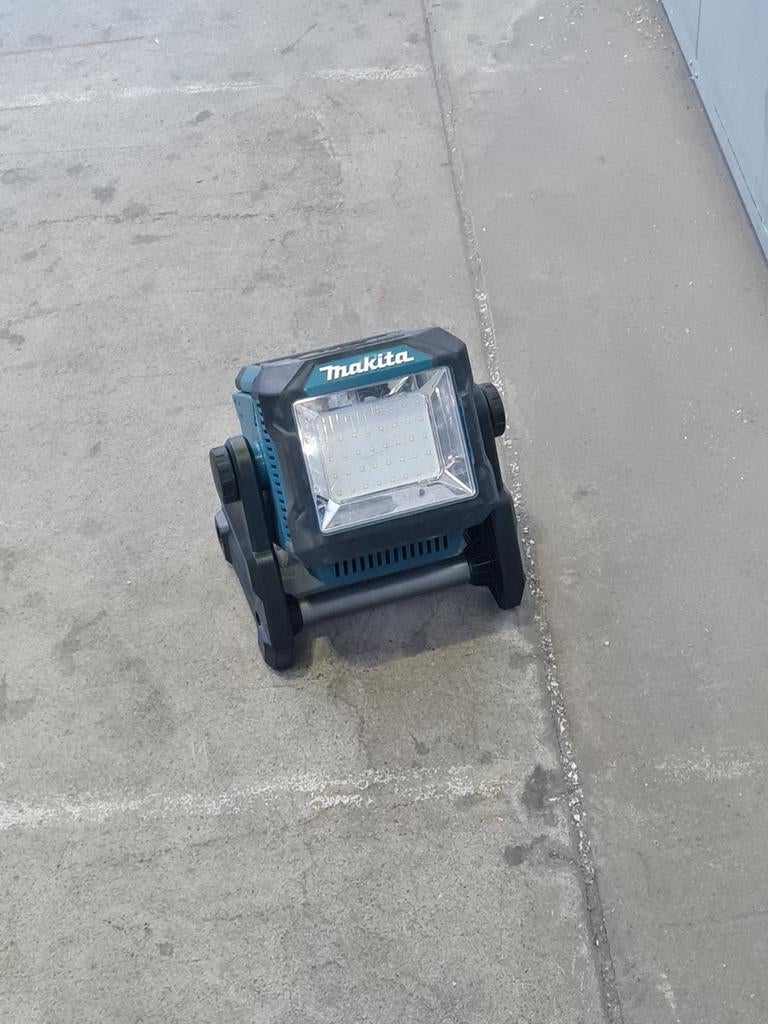Makita bouwlamp met lader en accu Type ML005G, Doe-het-zelf en Verbouw, Bouwverlichting, Ophalen of Verzenden, Zo goed als nieuw