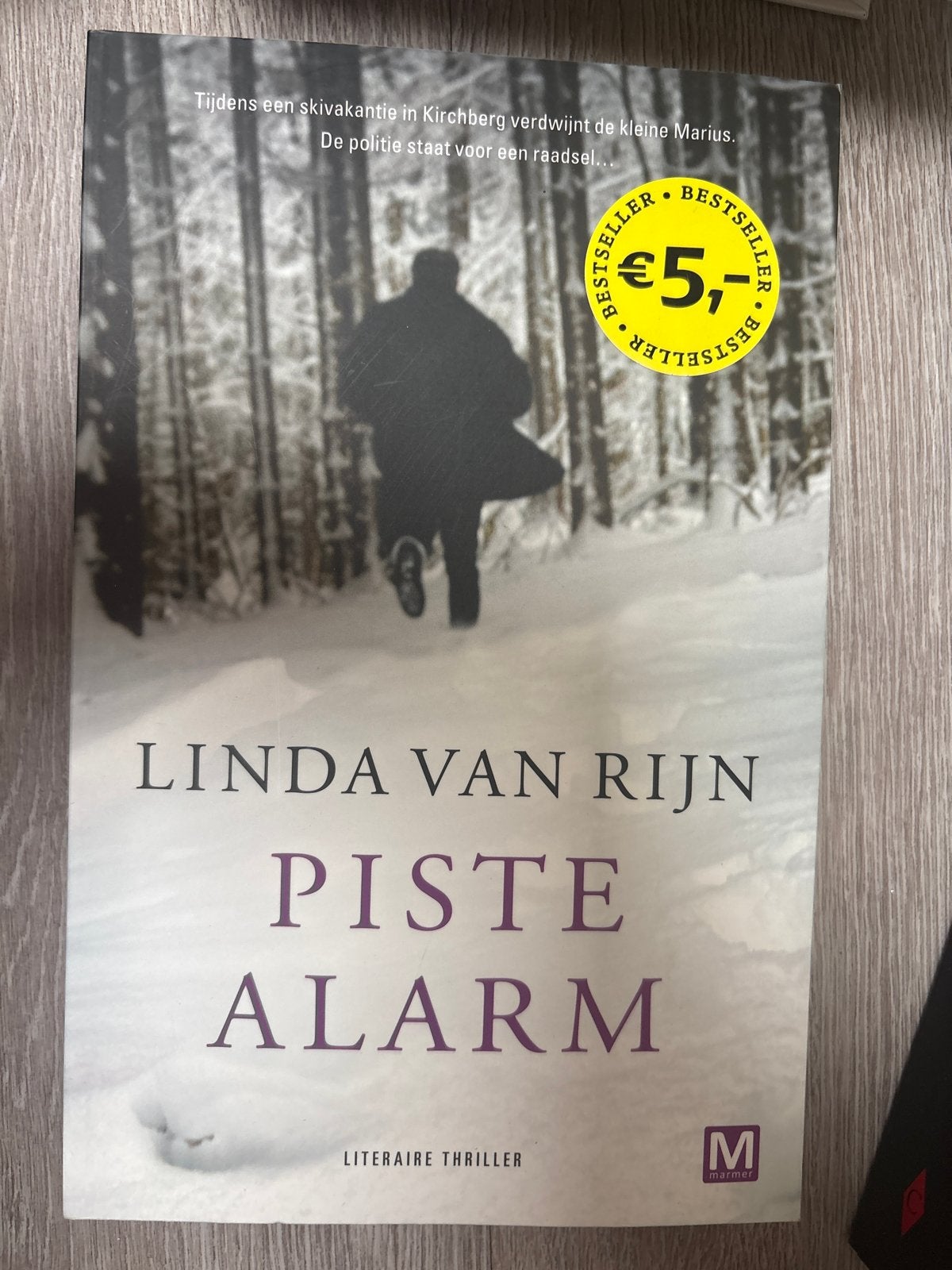 Piste Alarm - Linda van Rijn - Literaire thriller, Ophalen of Verzenden, Zo goed als nieuw, Europa overig