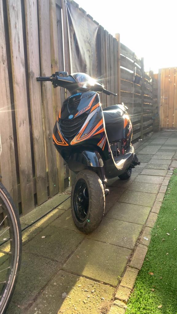 Piaggio Zip SP - Zwart met Oranje Details, Fietsen en Brommers, Scooters | Piaggio, Gebruikt, Maximaal 45 km/u, Zip, Ophalen of Verzenden