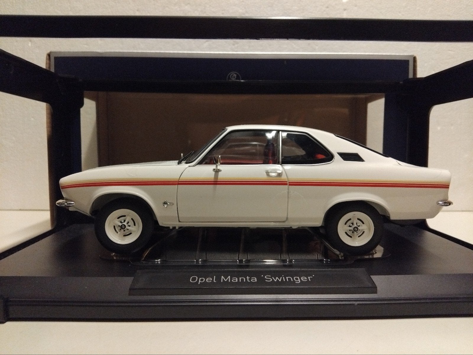 Opel Manta type A 1975 Swinger wit NOREV 1:18 KRD, Hobby en Vrije tijd, Modelauto's | 1:18, Ophalen of Verzenden, Zo goed als nieuw