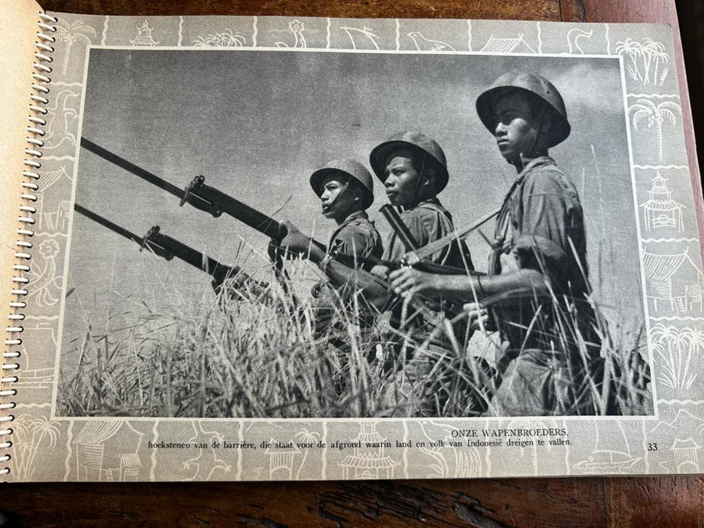 Nederlands KNIL KL fotoreportage naslagwerk 1947 indonesië, Verzamelen, Verzenden, Nederland, Boek of Tijdschrift