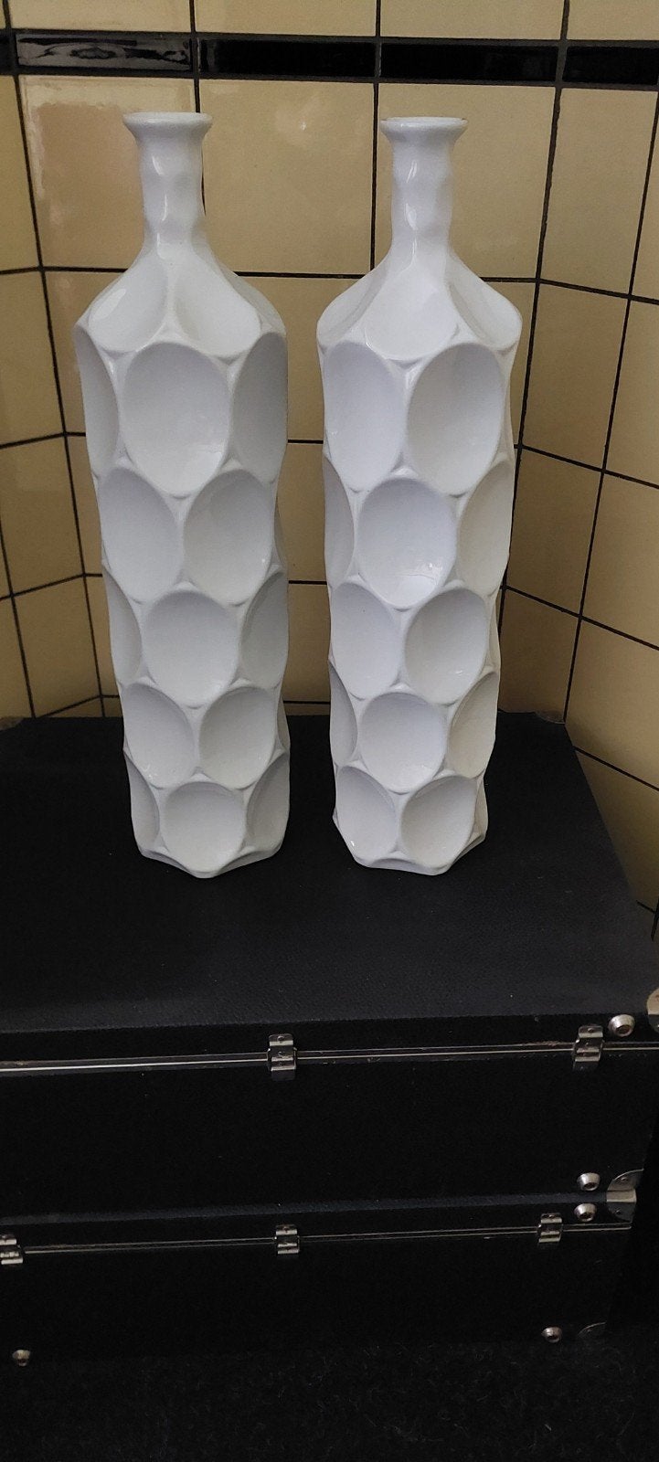 2 Witte Vazen met Cirkelpatroon, Antiek en Kunst, Ophalen of Verzenden
