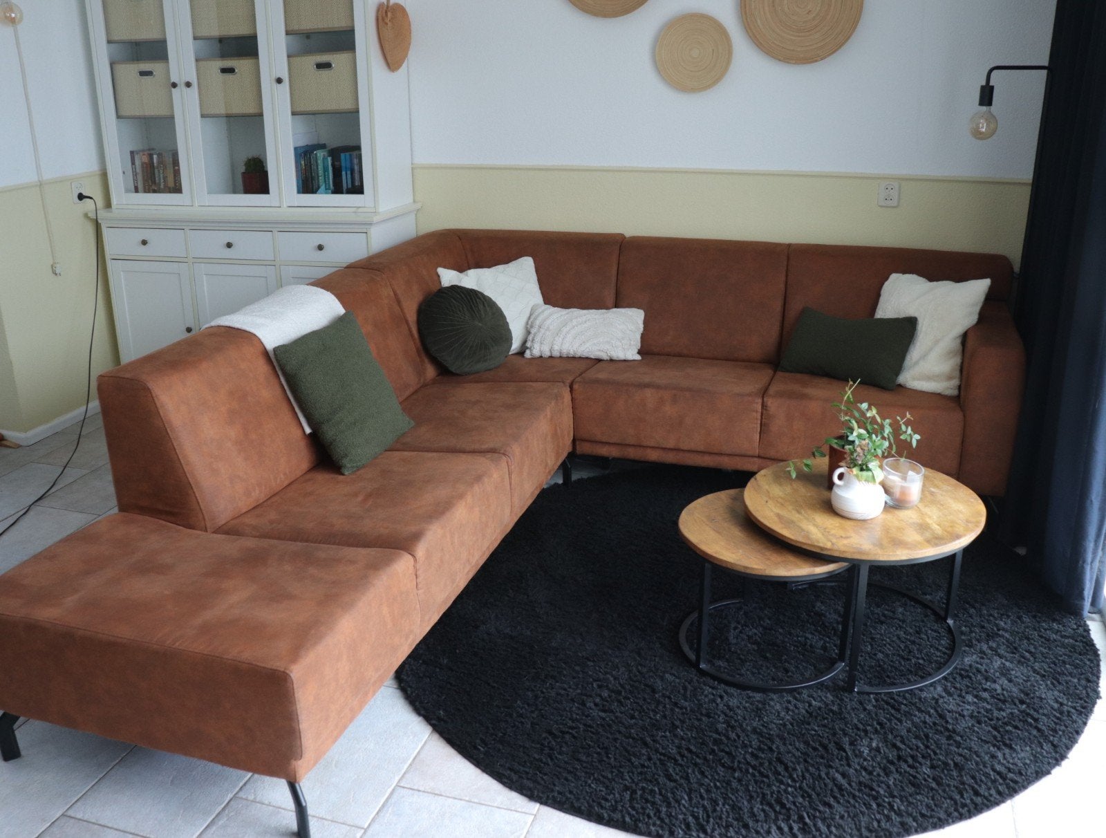 Moderne hoekbank in cognacbruin microleder | Open voor biedi, Huis en Inrichting, Ophalen, Zo goed als nieuw, Stof, Modern, industrieel
