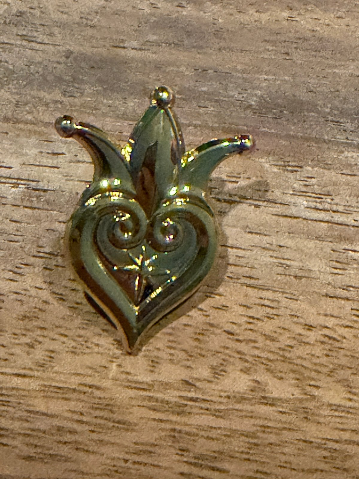 Efteling pin Symbolica goud kleurig, Verzamelen, Efteling, Ophalen of Verzenden, Zo goed als nieuw, Button of Speldje