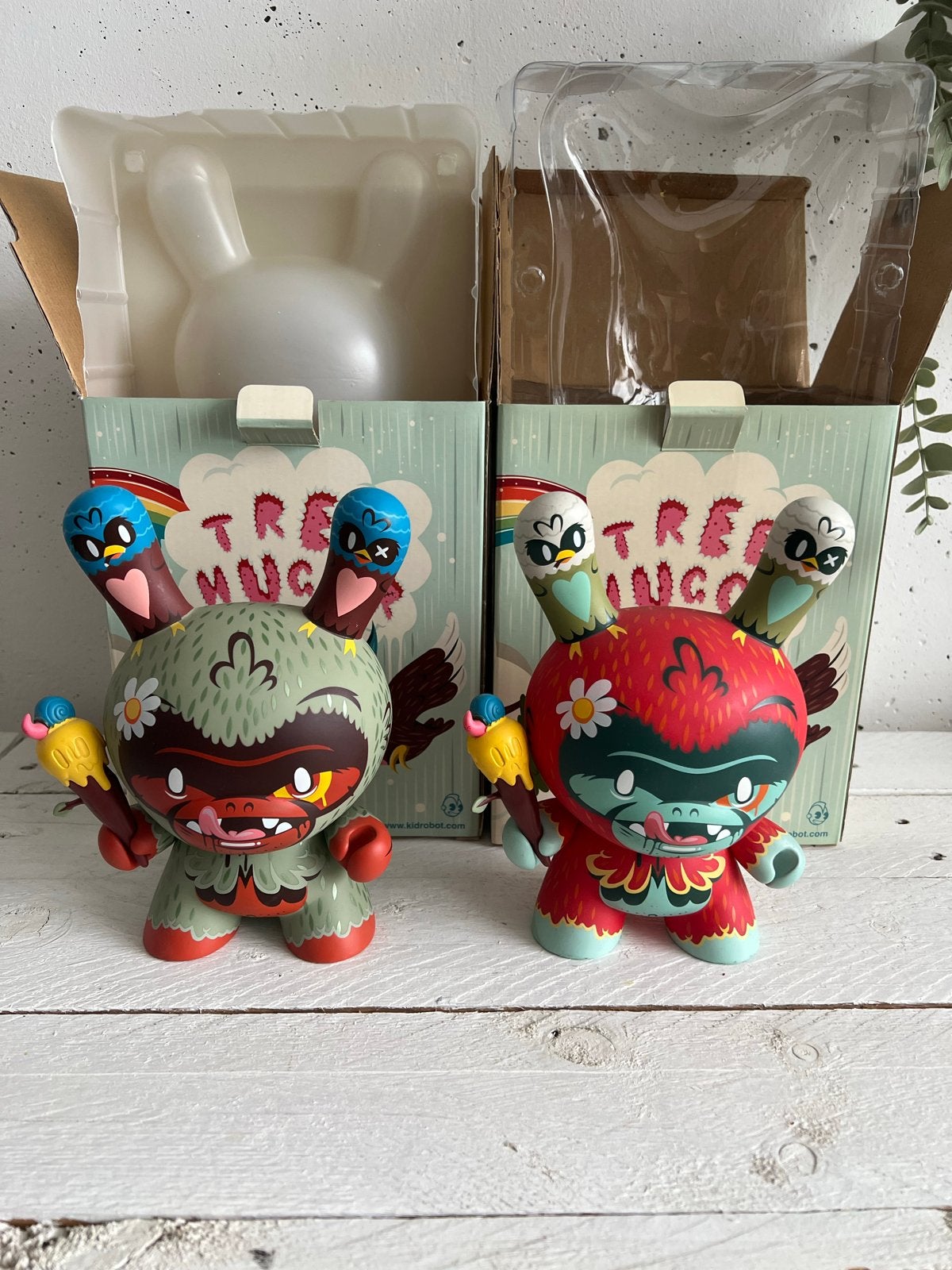 Kidrobot Kronk Tree Hugger Dunny Set - Compleet met doos, Verzamelen, Ophalen of Verzenden, Zo goed als nieuw
