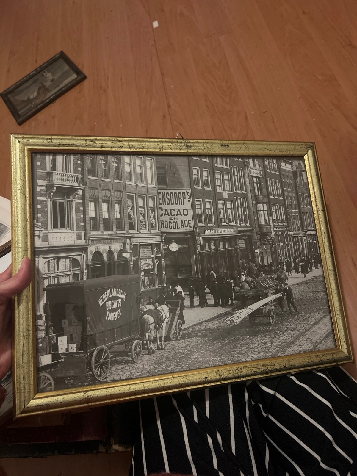Vintage Amsterdamse straatfoto in gouden lijst, Gebruikt, Ophalen of Verzenden, Foto of Poster, 5 – 50
