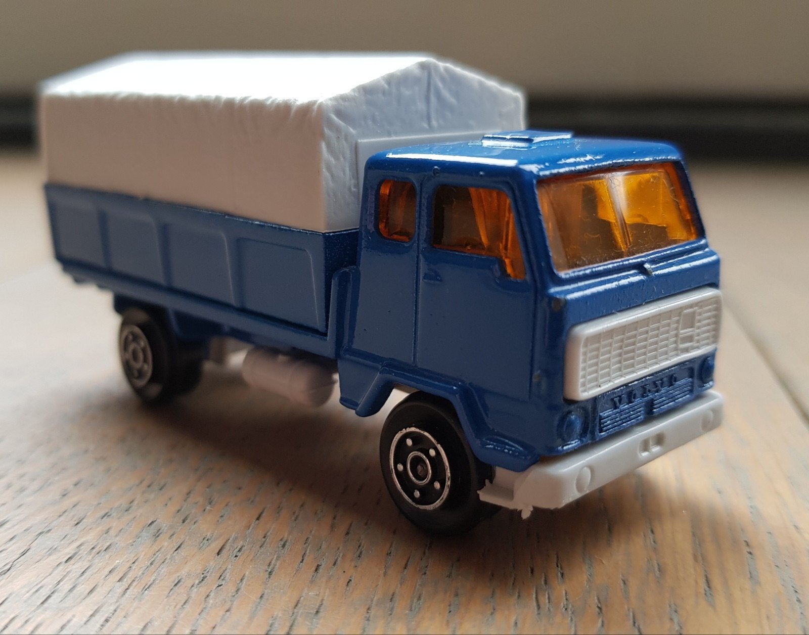Norev MiniJet Vrachtwagen Volvo- Blauw met Wit Zeil, Ophalen of Verzenden, Gebruikt, Bus of Vrachtwagen