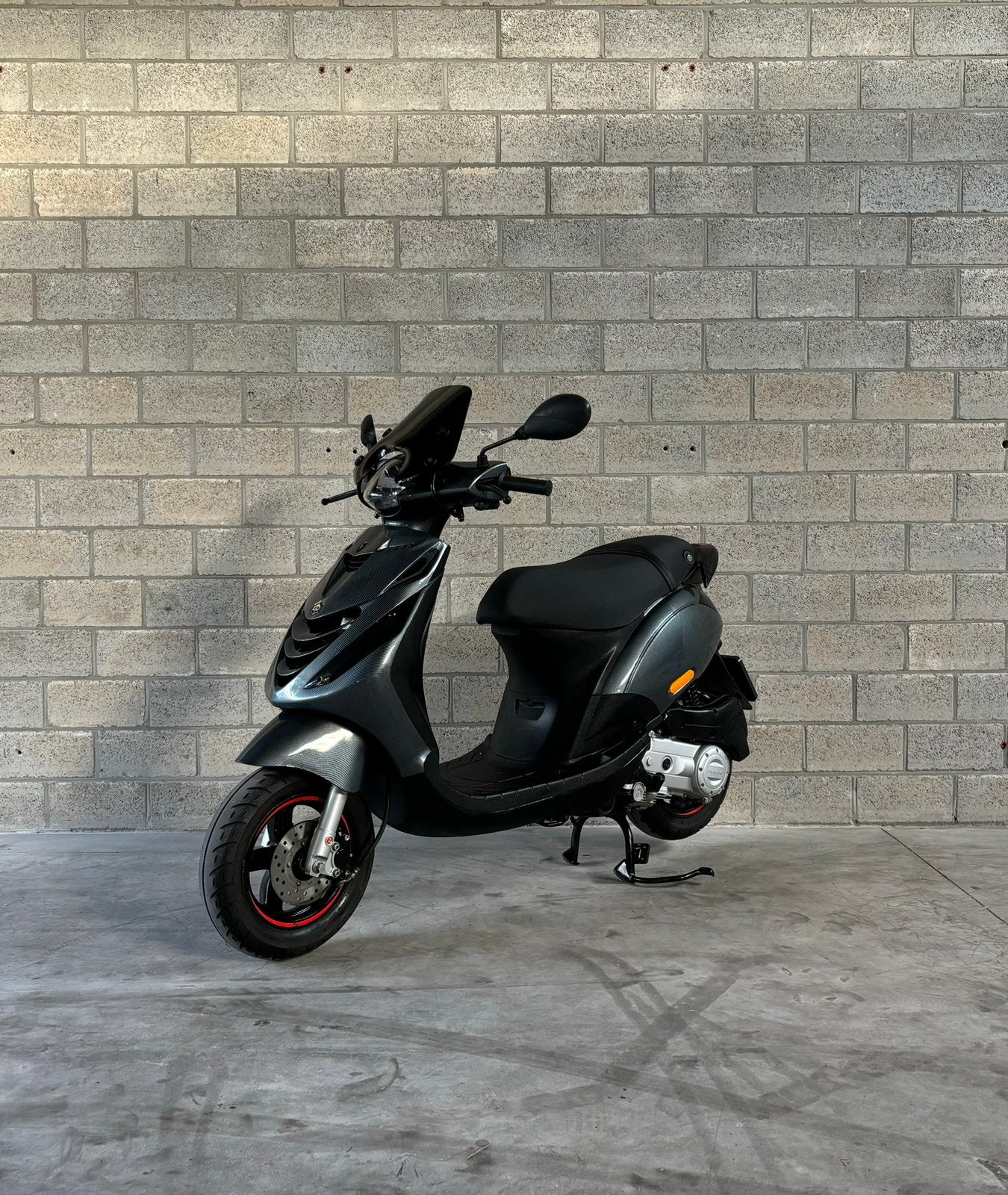 Piaggio Zip 50cc 4t IGET carbon brom *7639 km*, Fietsen en Brommers, Maximaal 45 km/u, Zip, Ophalen of Verzenden, Zo goed als nieuw
