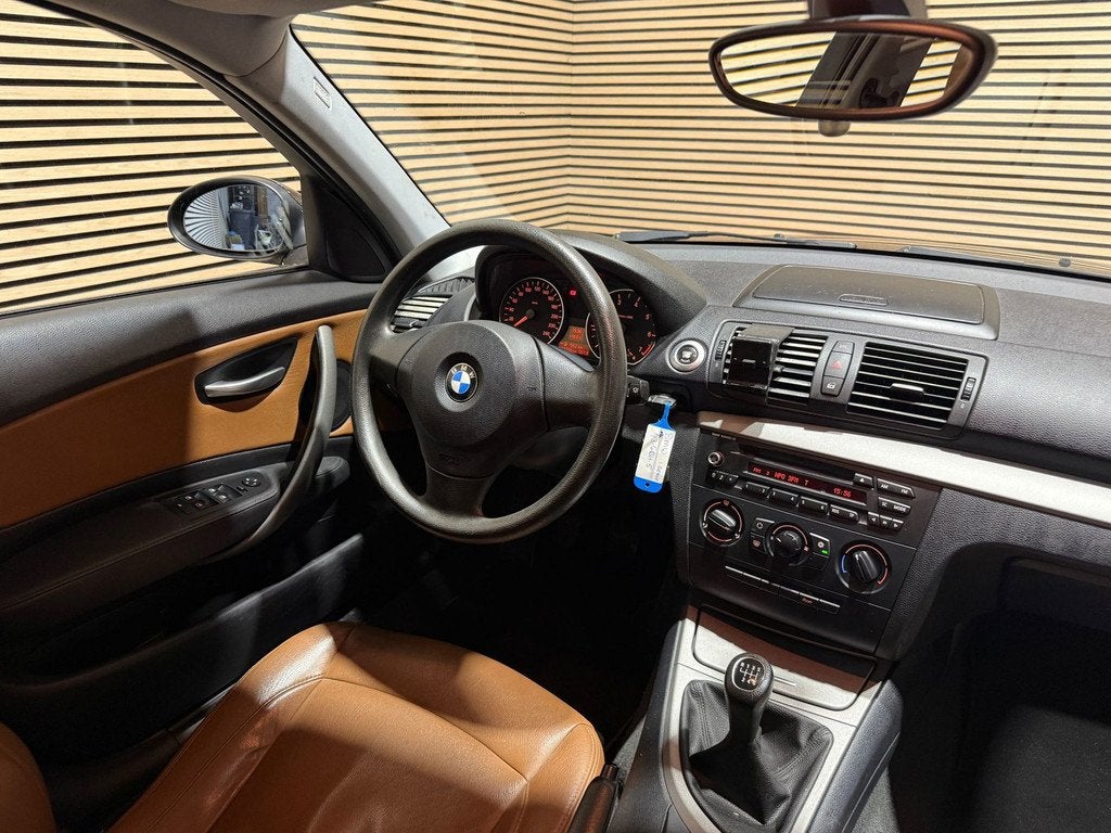 BMW 1-serie 116i Business Line | Airco | Leder, Auto's, BMW, Achterwielaandrijving, Gebruikt, 1599 cc, 4 cilinders
