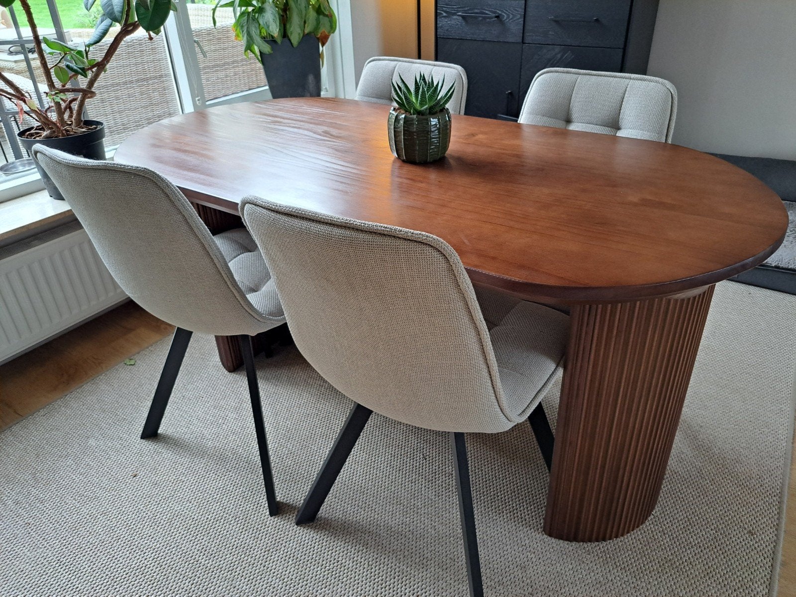 Ovale eettafel met geribbelde poten - Zo goed als nieuw, Huis en Inrichting, Tafels | Eettafels, Ophalen, 50 tot 100 cm, Zo goed als nieuw