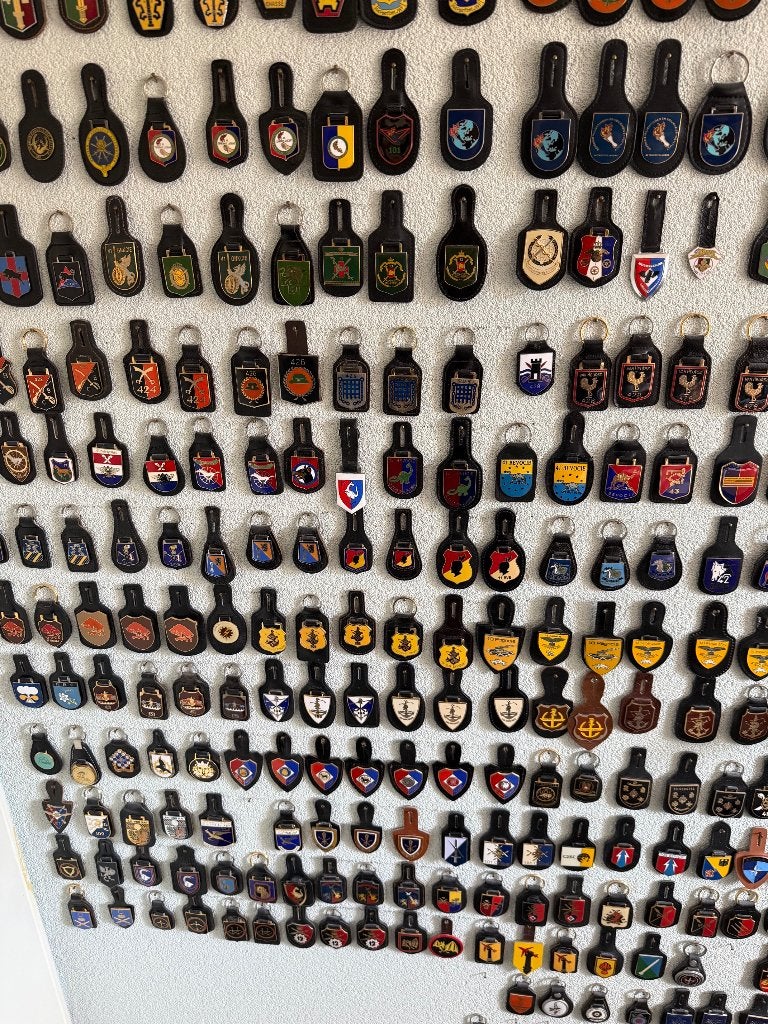 Te koop een verzameling Borstzakhangers, Verzamelen, Ophalen, Landmacht, Nederland, Embleem of Badge