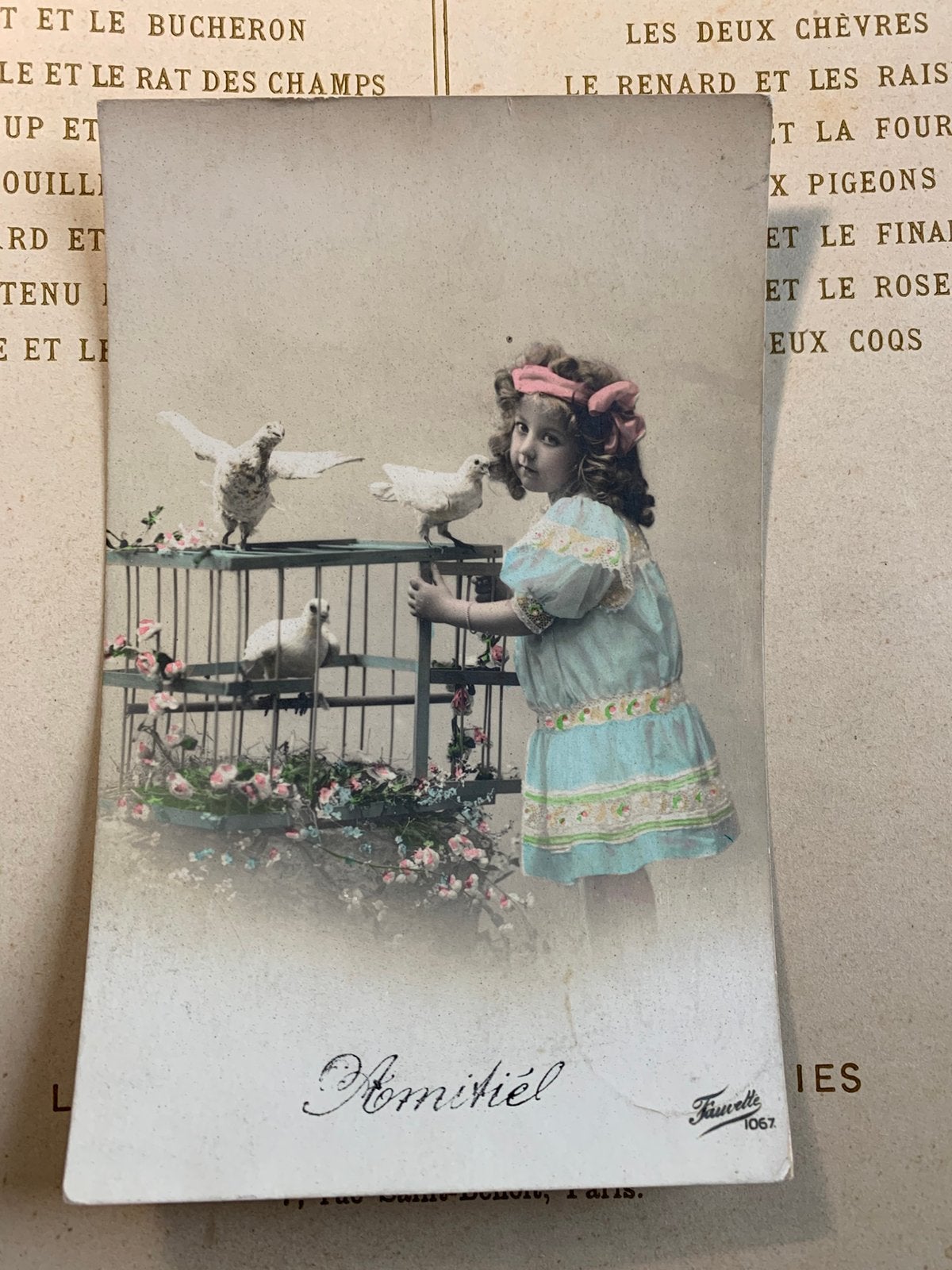 Amitié - meisje met duiven (HH), Ophalen of Verzenden, Voor 1920, Gelopen, Kinderen