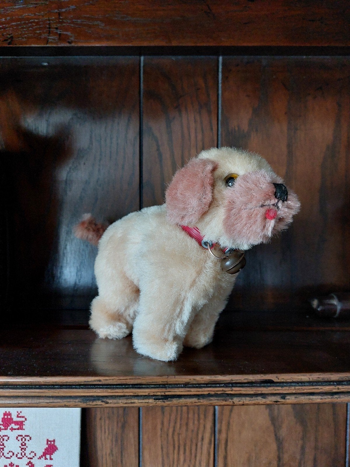 Oud hondje bij antieke poppen, Ophalen of Verzenden