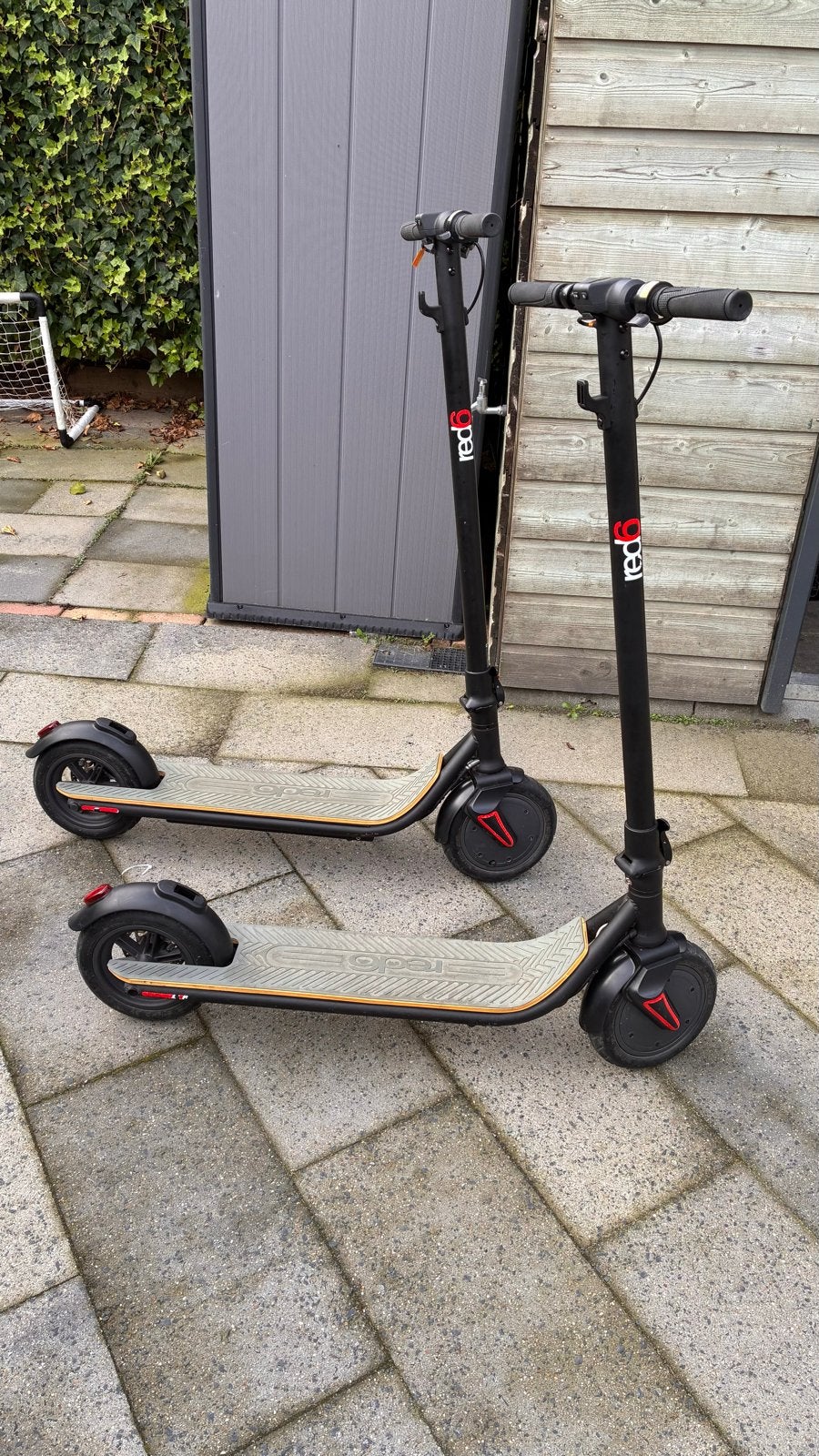 Twee Gebruikte E-steps (E-scooters) - Red6 Merk