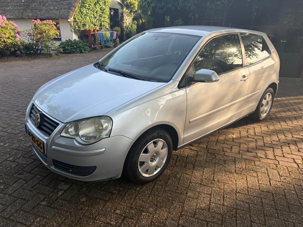 Volkswagen Polo 1.4 airco trekhaak nieuwe apk, Auto's, Voorwielaandrijving, 74 pk, Zwart, Origineel Nederlands