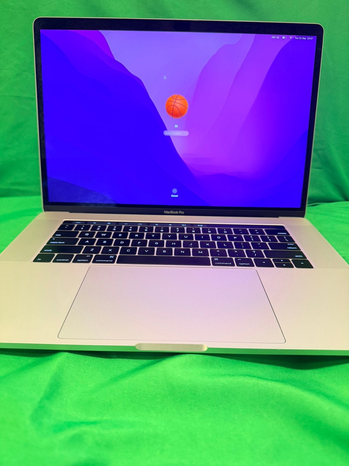 Foto 2 van Macbook pro 15 inch. 2016. I7. 16 GB. 512GB. Touchbar