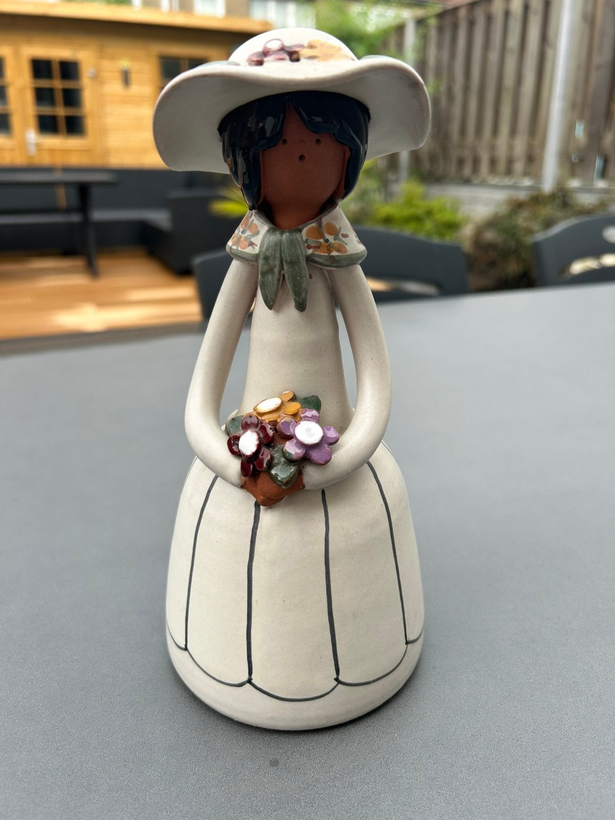 Vintage - Frans Aardewerk - Beeldje met bloemen., Ophalen of Verzenden, Zo goed als nieuw, Mens