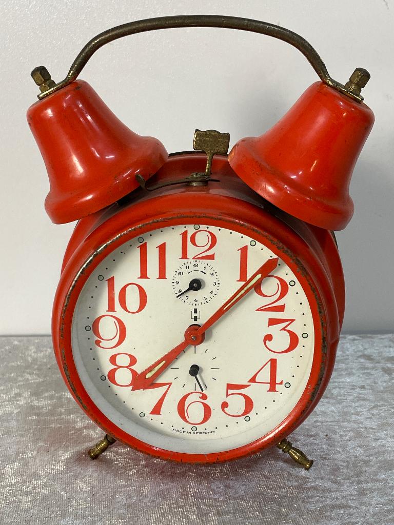 Oud Oranje Metalen Duitse Wekker met Twee Bellen, Ophalen of Verzenden