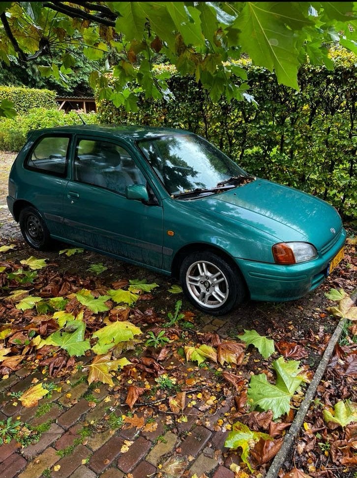 Toyota Starlet 1.3 16V 1999 Groen, 847 kg, 15 km/l, 74 pk, 4 cilinders