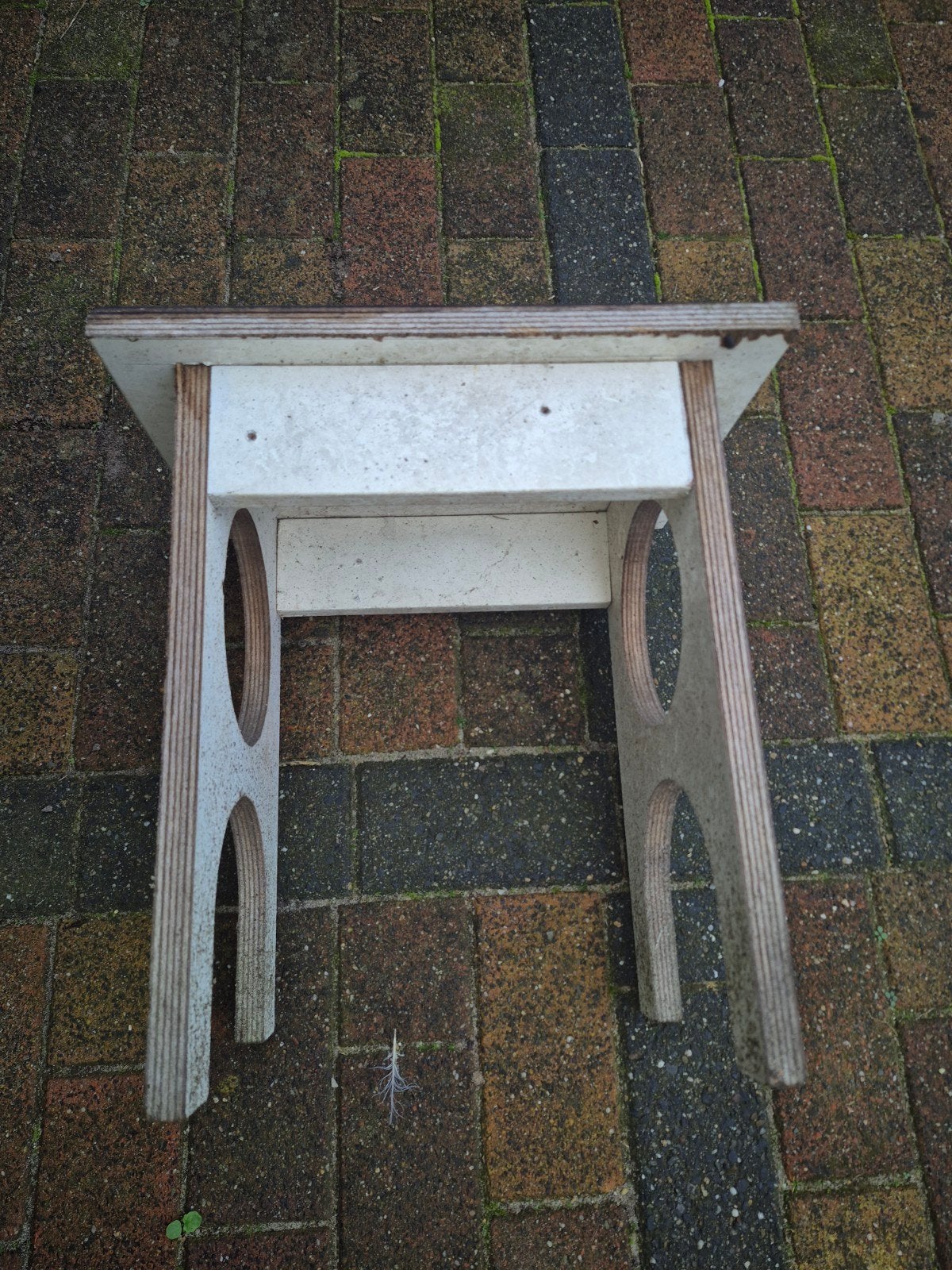 Houten krukje met ronde uitsparingen, Ophalen, Gebruikt, Hout