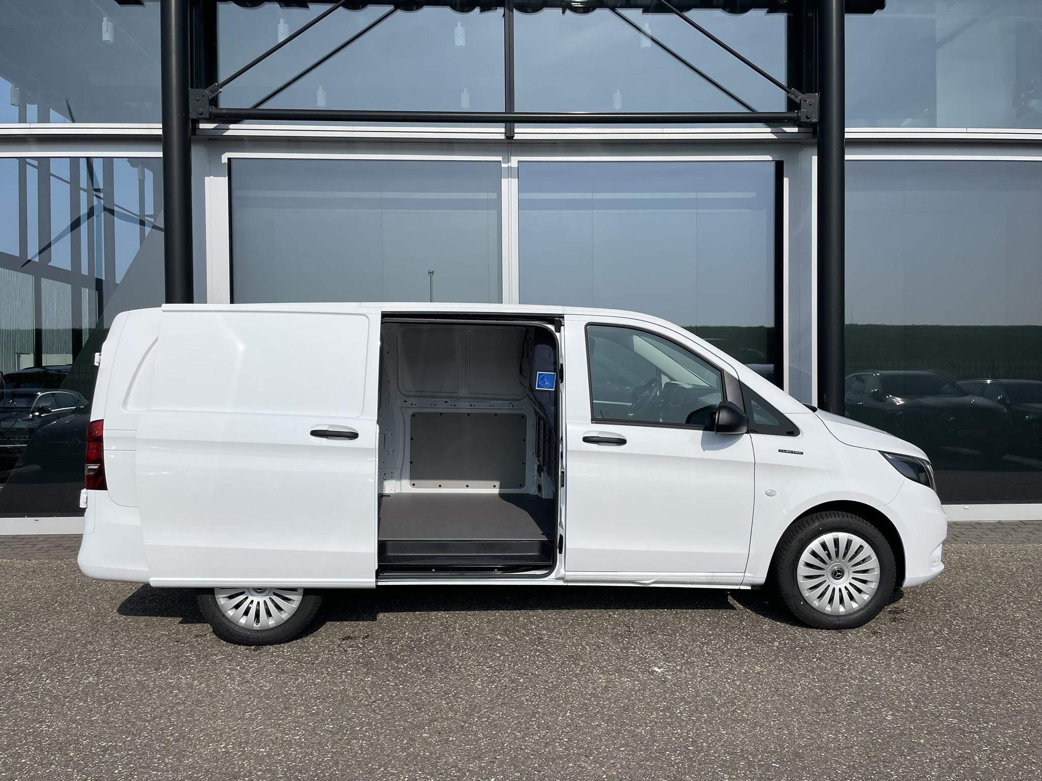Mercedes-Benz eVito Lang 66 kWh Mercedes-Benz eVito eVito La, Auto's, Bestelauto's, Stof, Gebruikt, Zwart, 116 pk