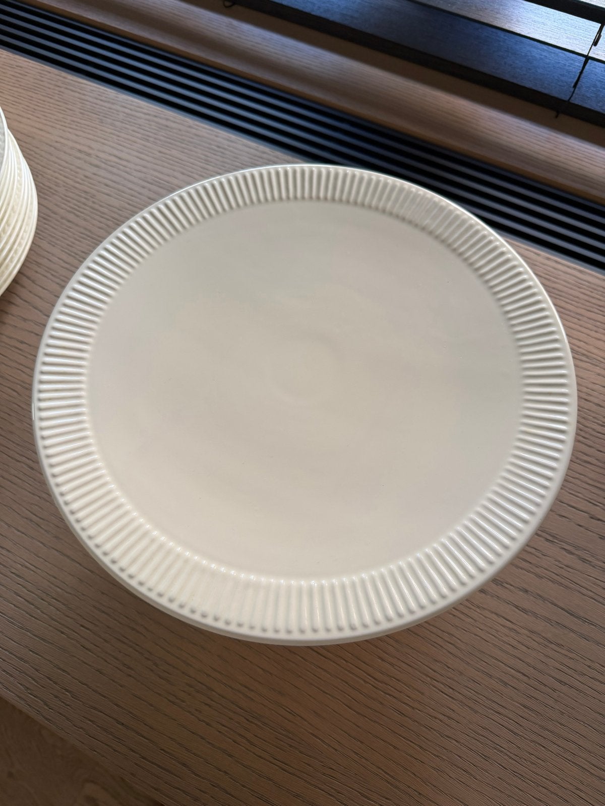 Witte taartschaal met ribbels - Zo goed als nieuw, Ophalen, Keramiek, Modern, Schaal of Schalen