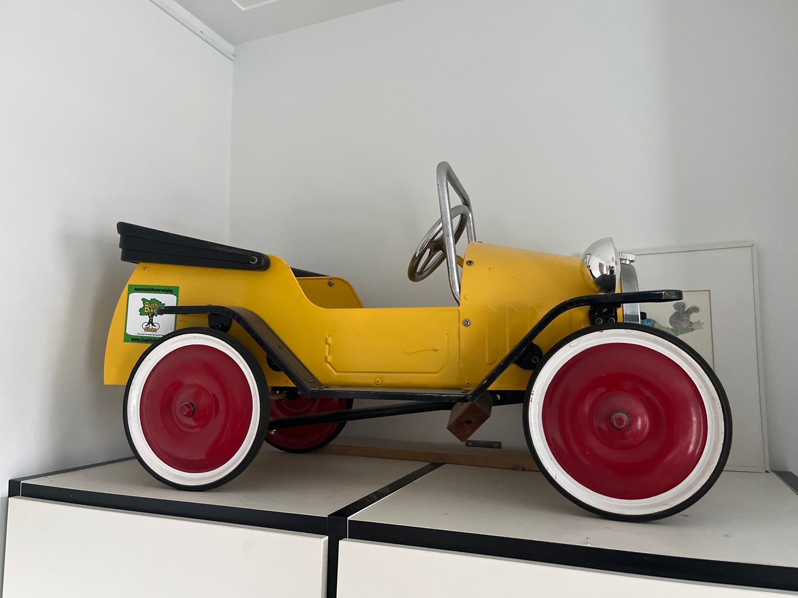 Vintage Brum trapauto - Geel met rode wielen, Ophalen, Gebruikt, Trapvoertuig