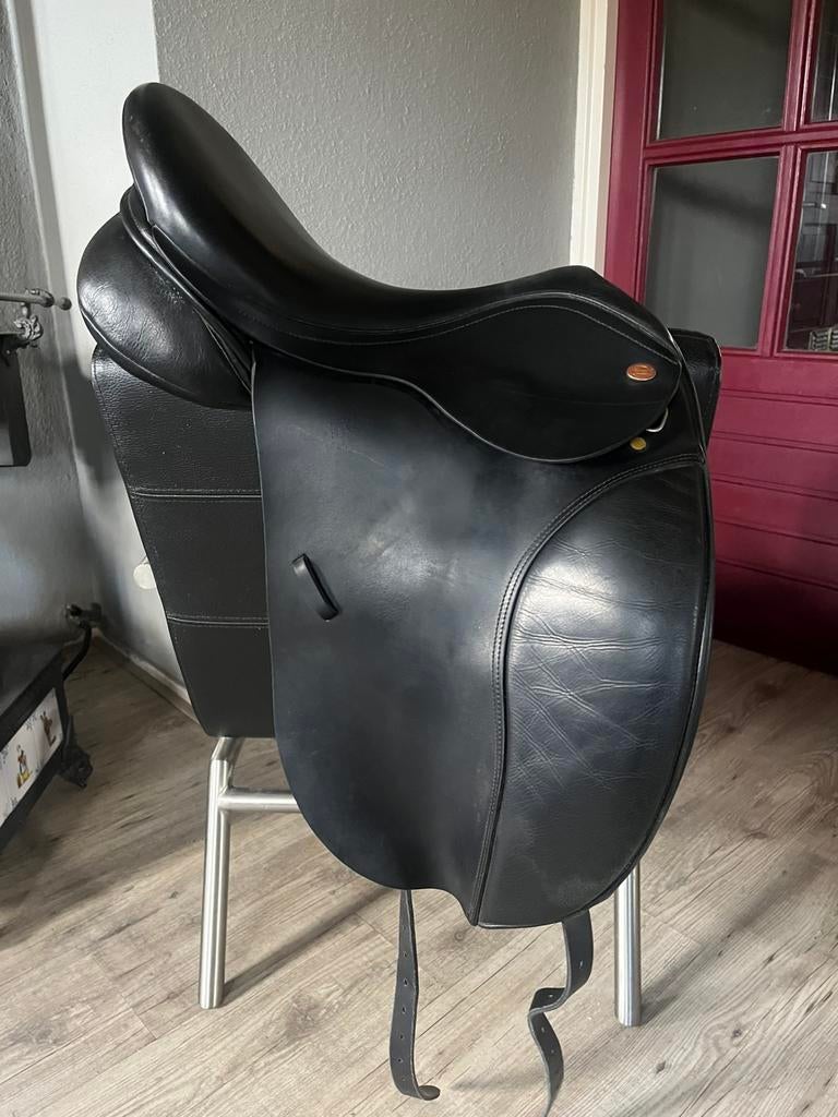 Dressuurzadel van Kent en Masters 17,5 inch, Dieren en Toebehoren, Paarden en Pony's | Zadels, Ophalen of Verzenden, Gebruikt