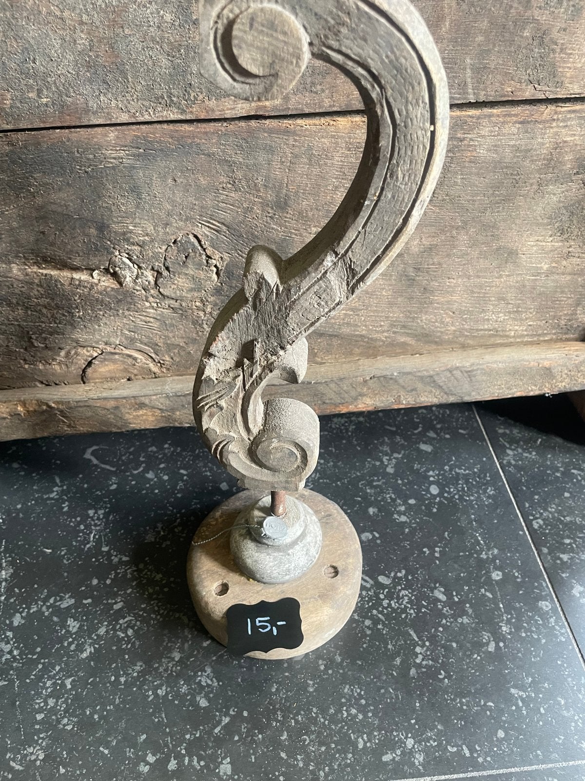 Decoratieve houten krul op voetstuk, Ophalen
