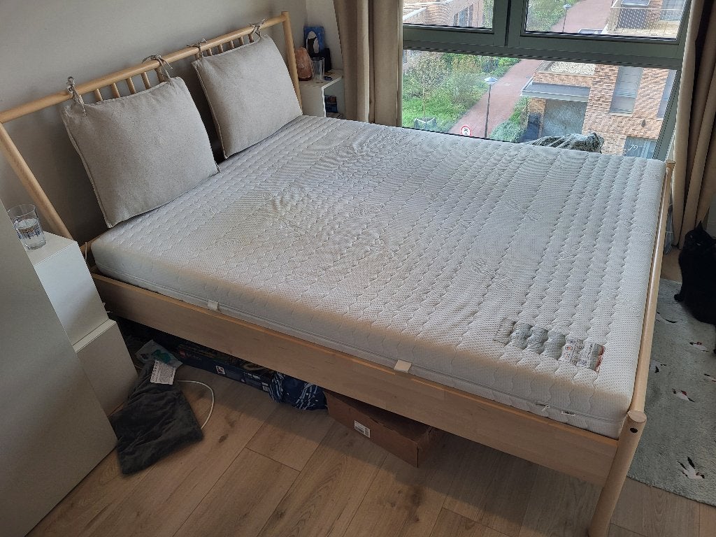 Gratis houten tweepersoonsbed met lattenbodems en matras