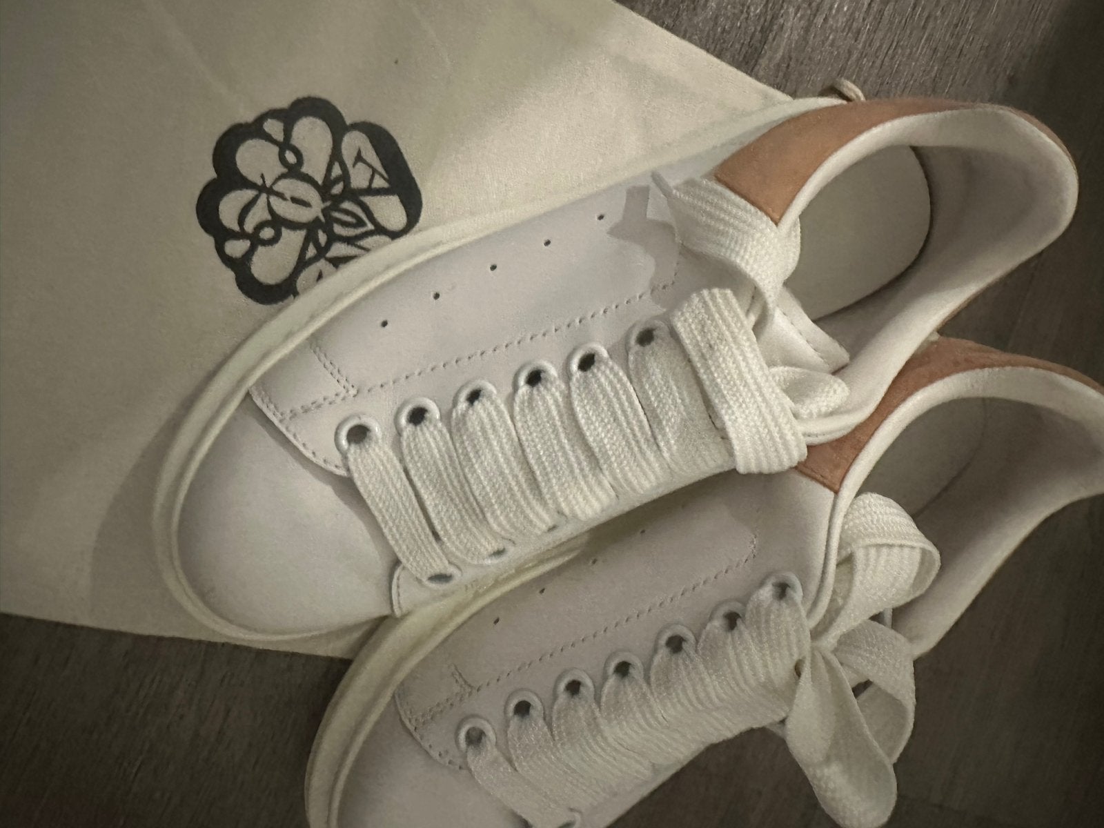 Alexander McQueen sneakers wit met roze detail, Wit, Nieuw, Ophalen of Verzenden, Sneakers of Gympen
