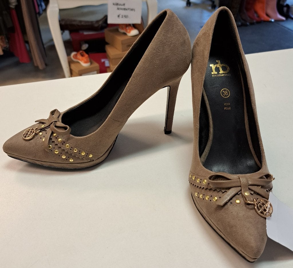 Roccobarocco pumps grijs taupe + gouden studs 36 zgan 43781, Kleding | Dames, Schoenen, Zo goed als nieuw, Pumps, Grijs, Ophalen of Verzenden