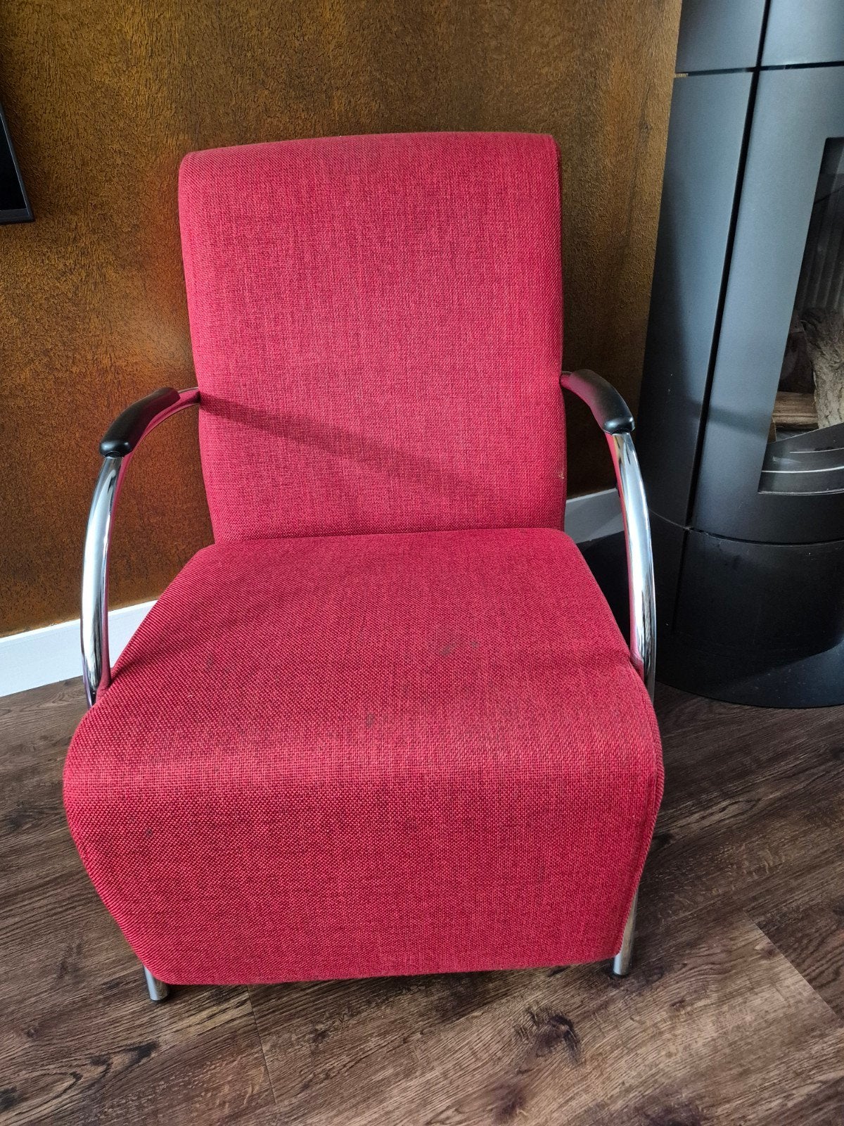 Comfortabele rode fauteuil met chromen armleuningen, Huis en Inrichting, Fauteuils, Ophalen, Gebruikt, Minder dan 75 cm, Stof