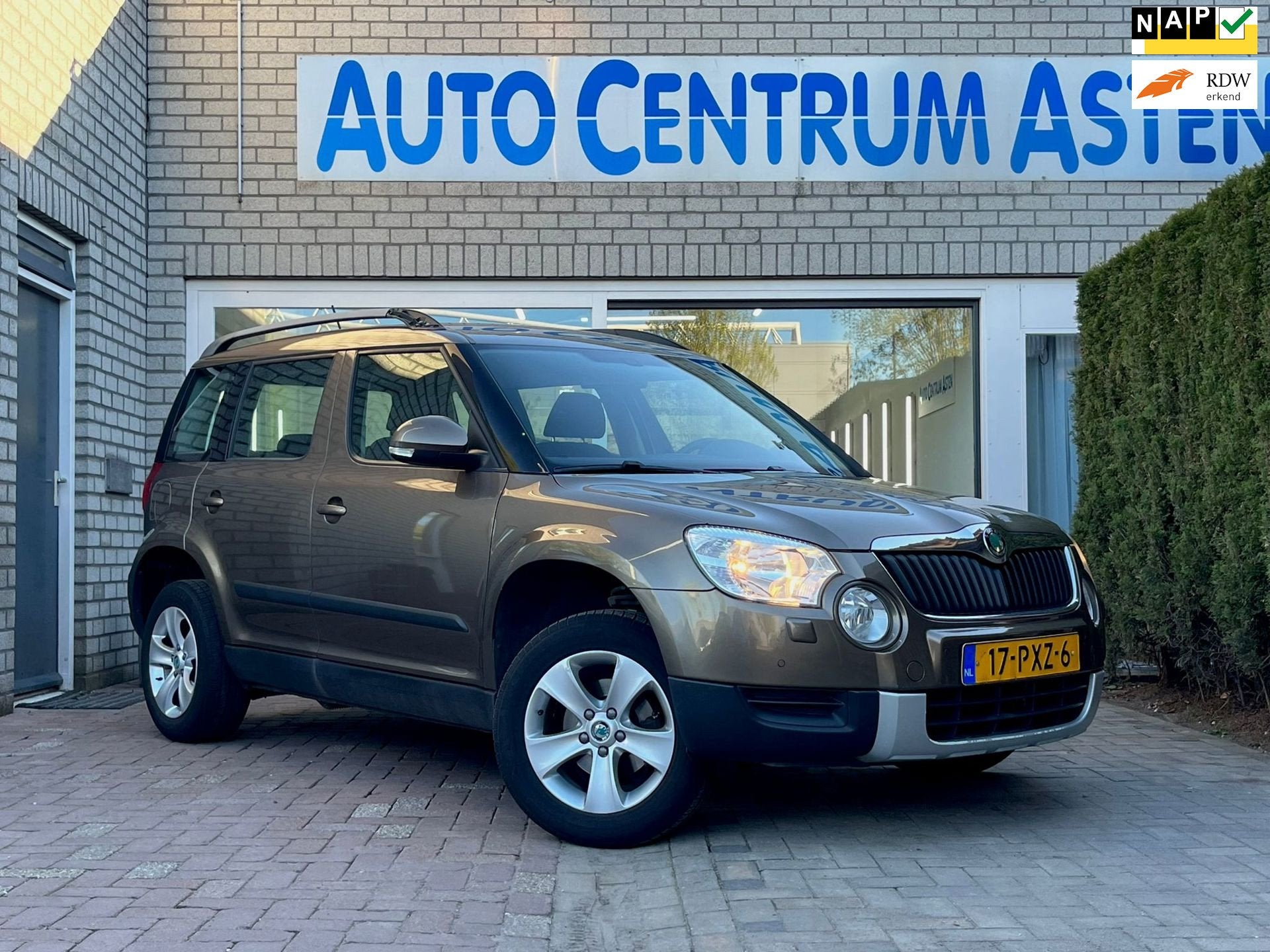 Skoda Yeti 1.2 TSI Ambition Automaat, Auto's, Euro 5, 4 cilinders, Bruin, Origineel Nederlands