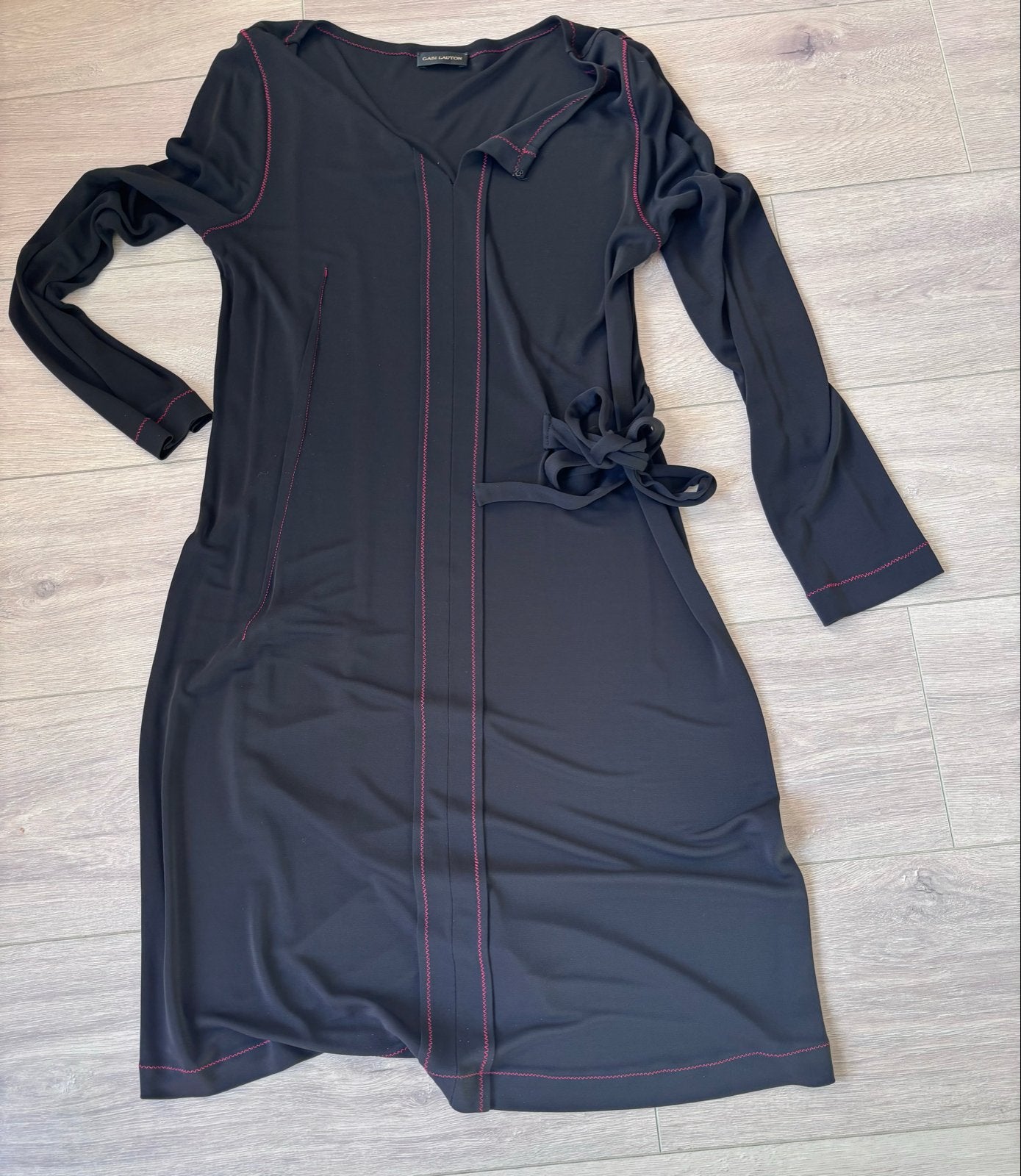 Gabi Lauton Jurk maat 40/42 Zwart met Rode Stiksels Maat 42, Zwart, Maat 42/44 (L), Ophalen of Verzenden, Knielengte