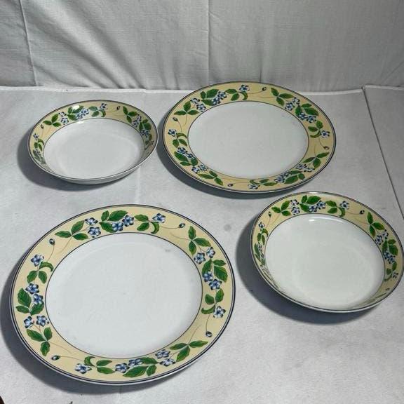Bel Air Porseleinen Servies - 4 Stuks Blauw/Geel Bloemmotief, Gebruikt, Ophalen of Verzenden, Bord(en), Overige stijlen