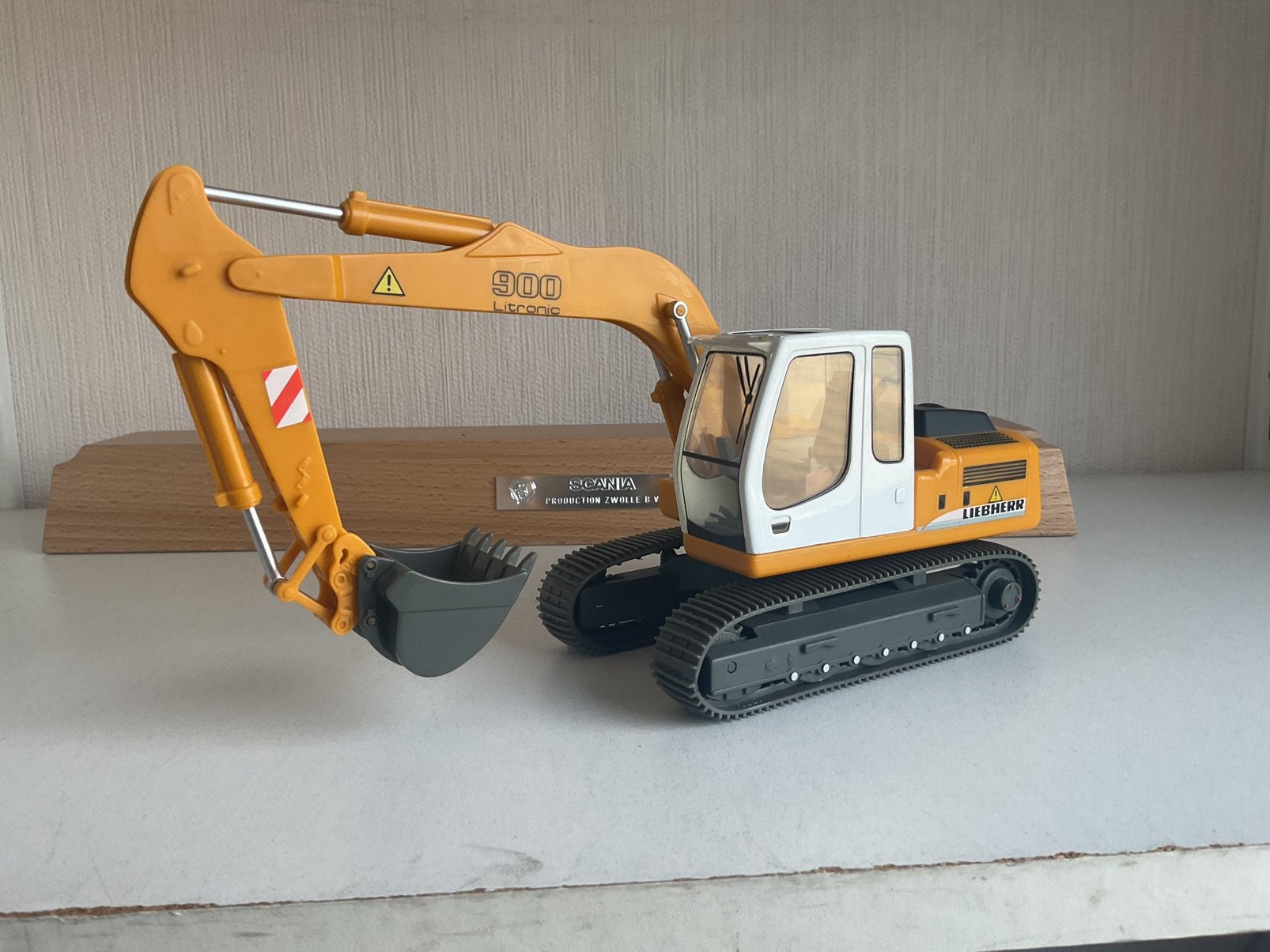 Revell Liebherr 900 litronic  graafmachine/rupskraaan 1:32, Ophalen of Verzenden, Zo goed als nieuw, Hijskraan, Tractor of Landbouw