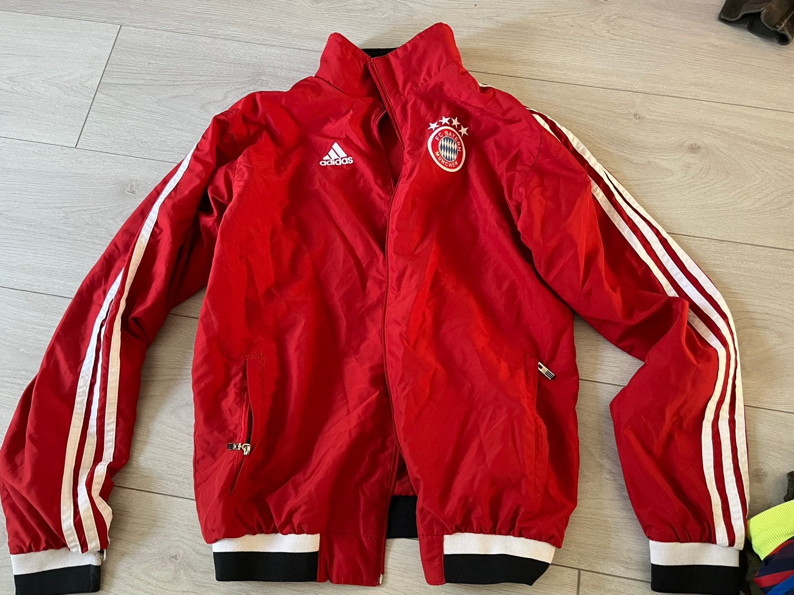 Adidas FC Bayern vest / jack maat 176, Ophalen of Verzenden, Zo goed als nieuw, Jongen, Sport- of Zwemkleding