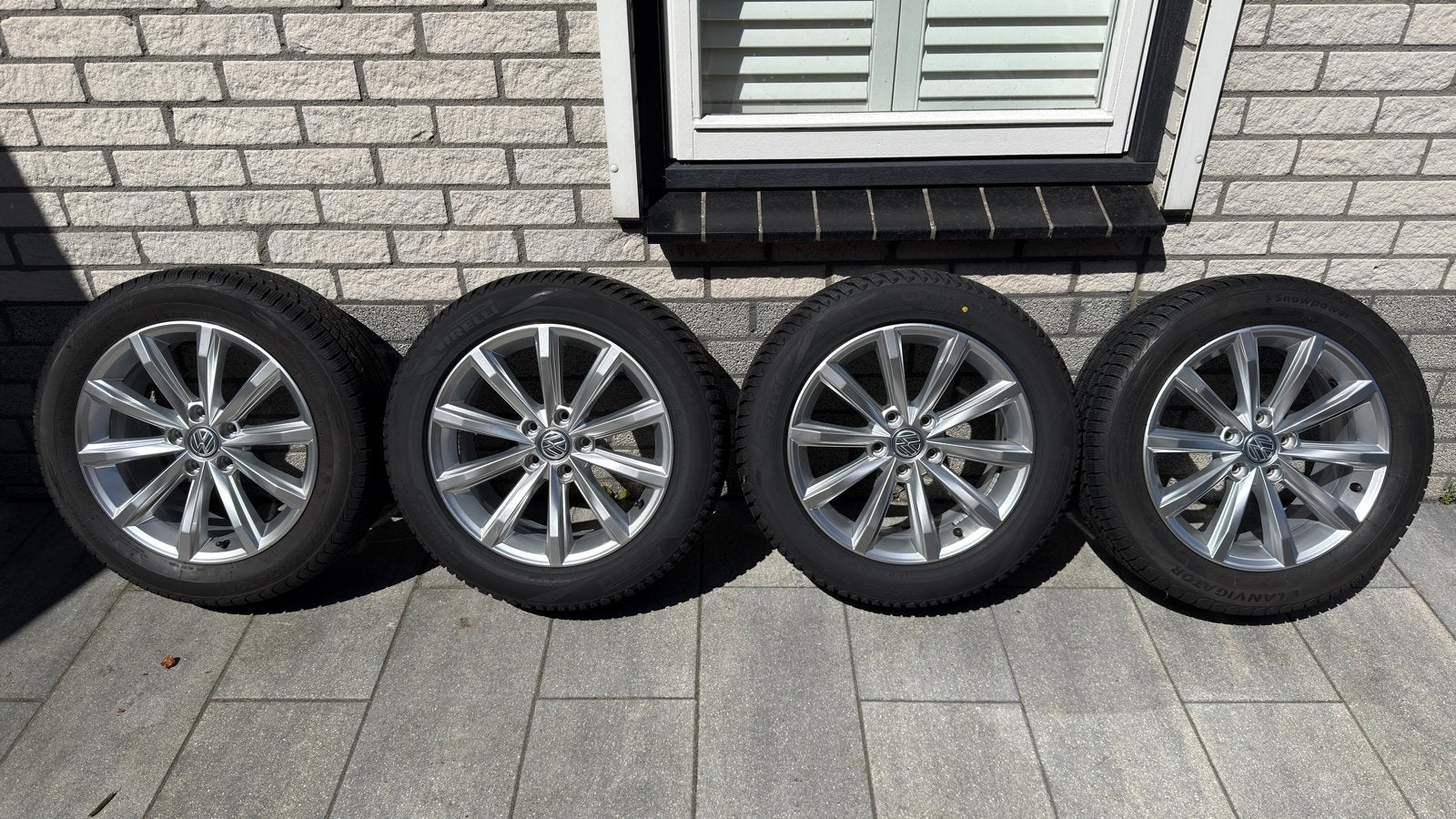 VW Passat velgen met winterbanden 215/55 R17 - DOT4025, Ophalen, Banden en Velgen, 17 inch, Winterbanden