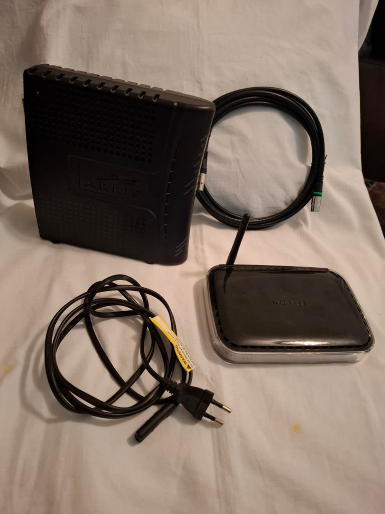 Arris modem en Netgear router set, Computers en Software, Routers en Modems, Ophalen of Verzenden, Gebruikt, Router met modem