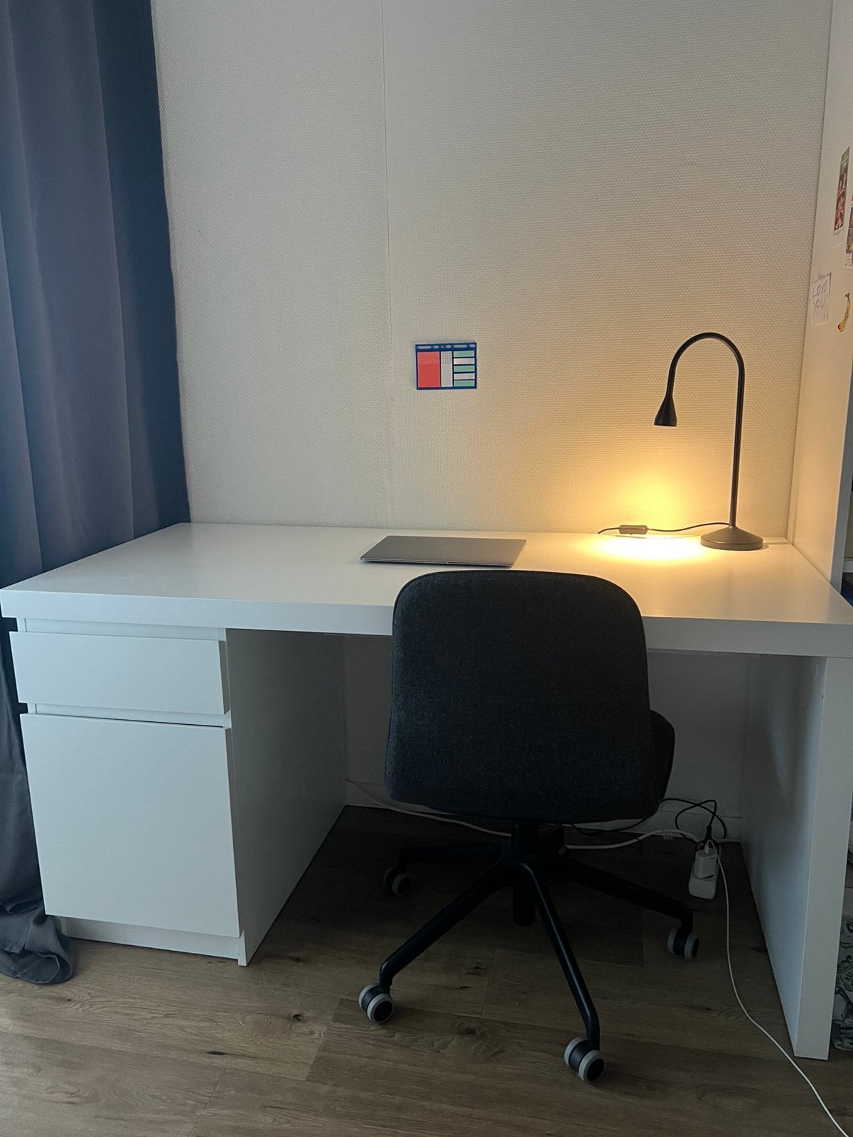 IKEA MALM bureau + bureaustoel – €60 samen, Ophalen, Gebruikt