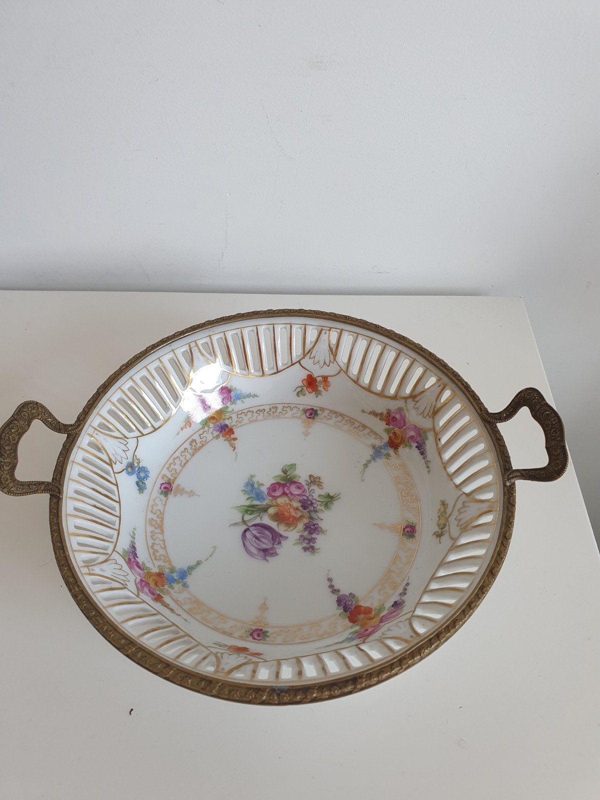 Vintage porceleinschaal, bronzen rand/ handvaten 17,5 cm, Ophalen of Verzenden, Zo goed als nieuw, Rond, Hout