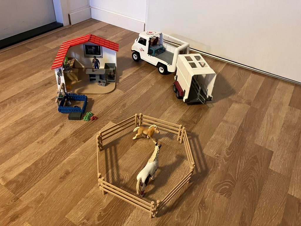 Schleich Paardenkliniek Set met Voertuig en Accessoires, Ophalen of Verzenden, Gebruikt