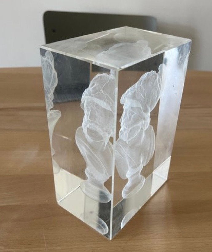 Ajax Glazen sculptuur met 3D-gravure van bustes, Glas, Groep mensen, Minder dan 20 cm, Ophalen of Verzenden